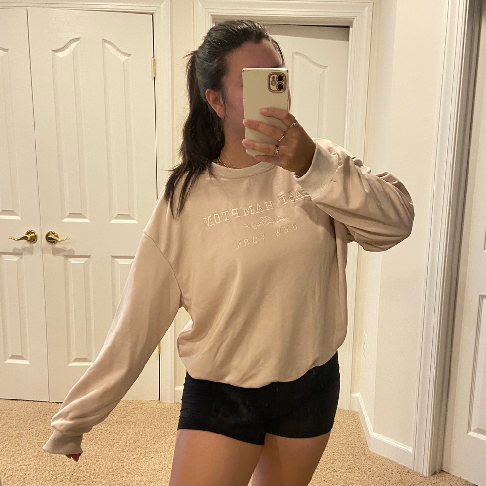 NWOTs EMBROIDERED EAST HAMPTON NYC CREWNECK